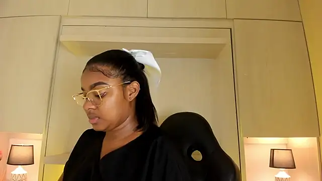 Snapshot of tamaraa_smiith chatting on 11/19/25, 07:36 tamaraa smiith online show from 11/19/25, 07:36