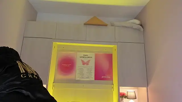 Snapshot of tamaraa_smiith chatting on 12/19/25, 07:43 tamaraa smiith online show from 12/19/25, 07:43