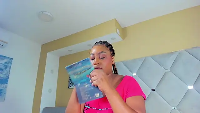 Snapshot of Adelehottman chatting on 02/01/25, 12:37 Adelehottman online show from 02/01/25, 12:37