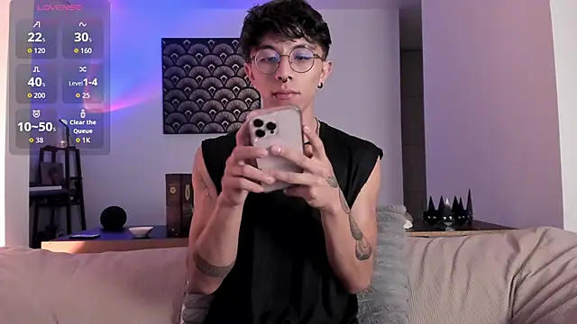 Snapshot of im__thomass chatting on 12/14/25, 05:24 im thomass online show from 12/14/25, 05:24