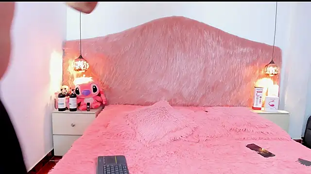 Derek and Skarlet online show from 11/19/25, 06:19