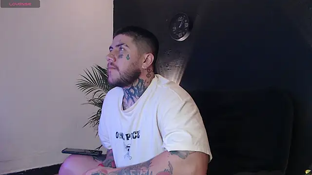 Snapshot of Ash_gusbig chatting on 02/13/25, 03:07 Ash gusbig online show from 02/13/25, 03:07