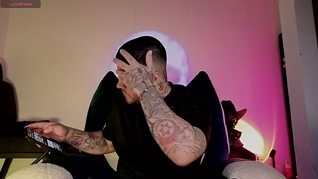 Snapshot of Ash_gusbig chatting on 11/13/25, 04:00 Ash gusbig online show from 11/13/25, 04:00