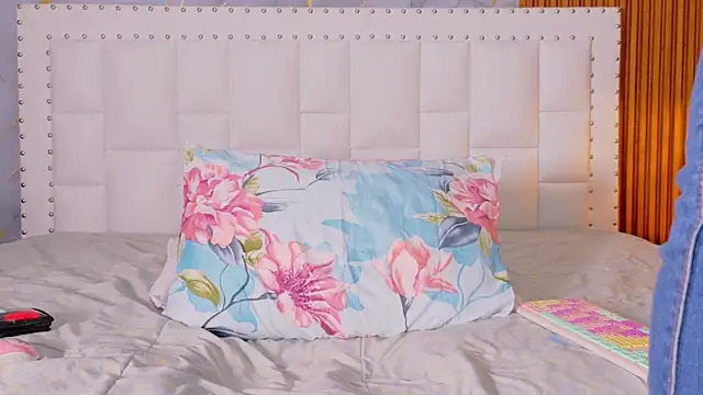 Snapshot of indianschoolgirl chatting on 10/29/25, 07:37 indianschoolgirl online show from 10/29/25, 07:37