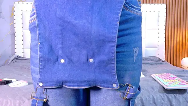 Snapshot of indianschoolgirl chatting on 11/18/25, 07:40 indianschoolgirl online show from 11/18/25, 07:40