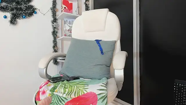 Snapshot of UrNewFantasy chatting on 01/05/25, 02:41 UrNewFantasy online show from 01/05/25, 02:41