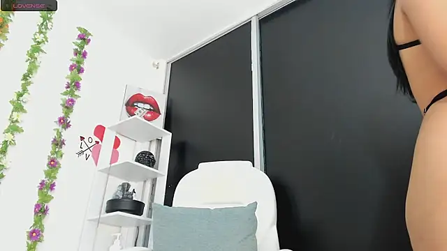 Snapshot of UrNewFantasy chatting on 01/22/25, 09:54 UrNewFantasy online show from 01/22/25, 09:54