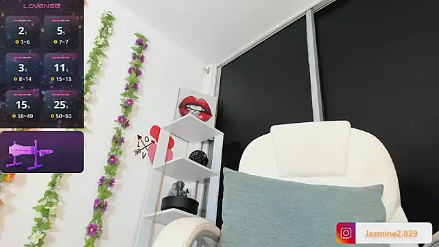 Snapshot of UrNewFantasy chatting on 01/23/25, 10:44 UrNewFantasy online show from 01/23/25, 10:44