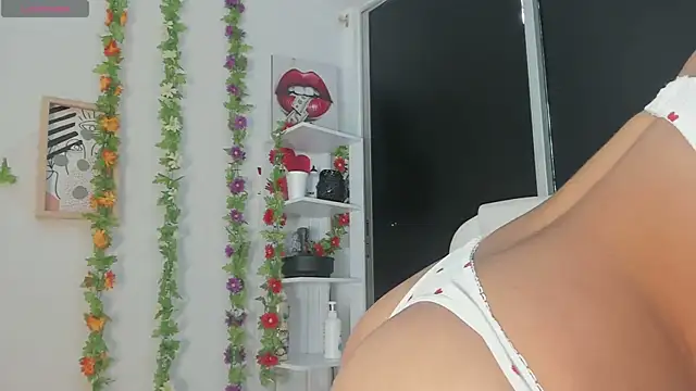 Snapshot of UrNewFantasy chatting on 02/04/25, 02:10 UrNewFantasy online show from 02/04/25, 02:10