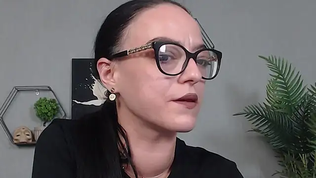 Snapshot of IzabelllNoir chatting on 05/15/26, 06:04 IzabelllNoir online show from 05/15/26, 06:04