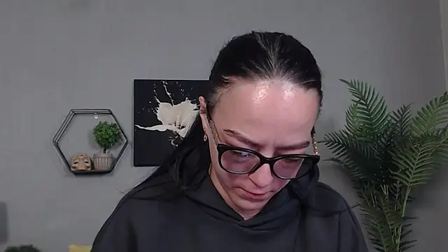 Snapshot of IzabelllNoir chatting on 05/17/26, 10:00 IzabelllNoir online show from 05/17/26, 10:00