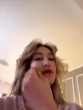 SerenaBennet online show from 12/23/25, 08:34