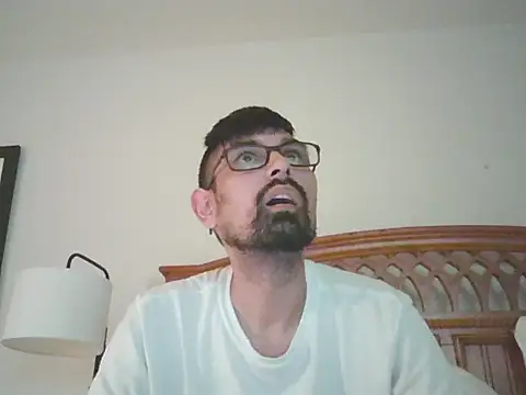 Snapshot of spence204011 chatting on 10/28/25, 02:48 spence204011 online show from 10/28/25, 02:48