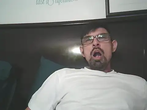 Snapshot of spence204011 chatting on 12/21/25, 01:57 spence204011 online show from 12/21/25, 01:57