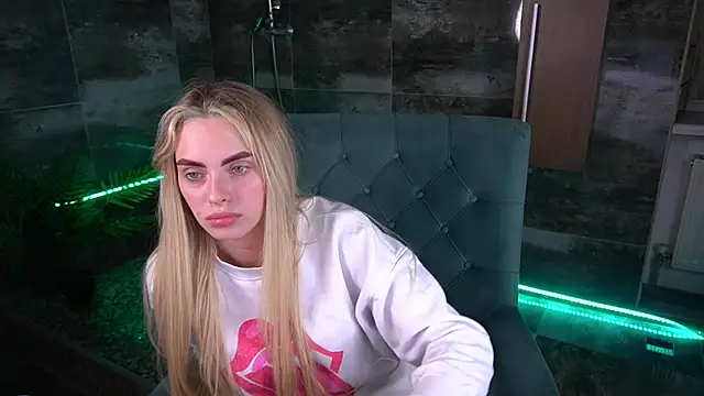 Snapshot of ChloeBrightt chatting on 11/11/25, 08:31 ChloeBrightt online show from 11/11/25, 08:31