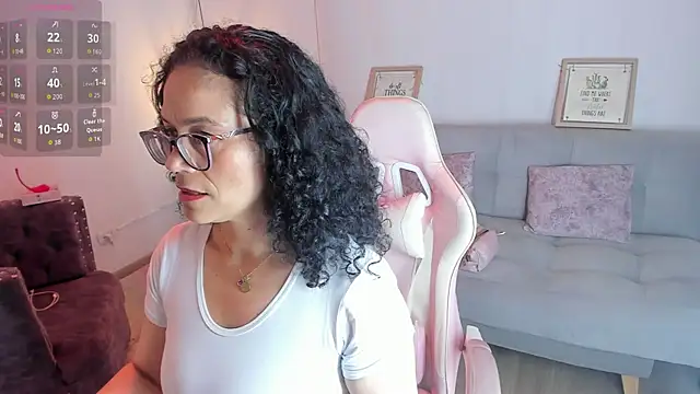 Snapshot of Aliciia_cute1 chatting on 11/04/25, 10:42 Aliciia cute1 online show from 11/04/25, 10:42