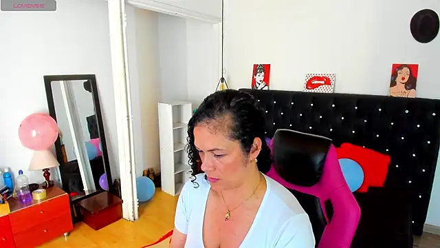 Snapshot of Aliciia_cute1 chatting on 11/06/25, 10:43 Aliciia cute1 online show from 11/06/25, 10:43