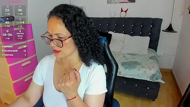 Snapshot of Aliciia_cute1 chatting on 11/18/25, 10:14 Aliciia cute1 online show from 11/18/25, 10:14