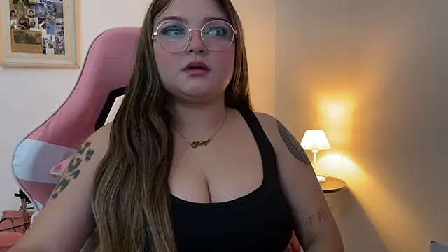 Snapshot of SweetPaige_ chatting on 12/17/25, 04:57 SweetPaige online show from 12/17/25, 04:57