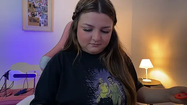 Snapshot of SweetPaige_ chatting on 12/22/25, 02:03 SweetPaige online show from 12/22/25, 02:03