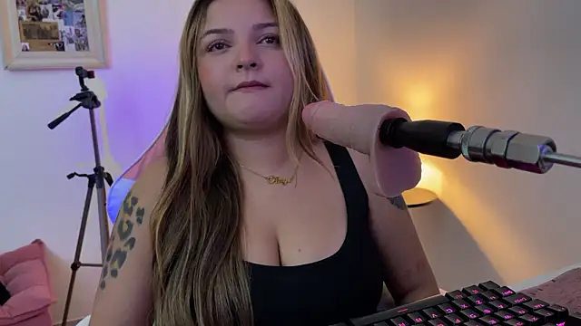 Snapshot of SweetPaige_ chatting on 03/07/26, 01:57 SweetPaige online show from 03/07/26, 01:57