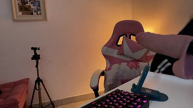 Snapshot of SweetPaige_ chatting on 03/23/26, 05:17 SweetPaige online show from 03/23/26, 05:17