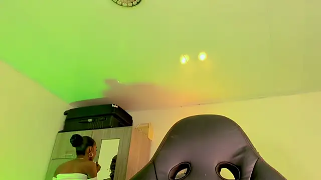 Snapshot of naomy__xx chatting on 03/20/26, 03:33 naomy xx online show from 03/20/26, 03:33