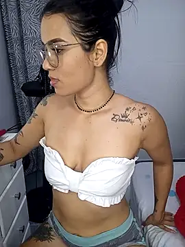 Snapshot of Amy_sweet-03 chatting on 10/17/25, 04:48 Amy sweet-03 online show from 10/17/25, 04:48