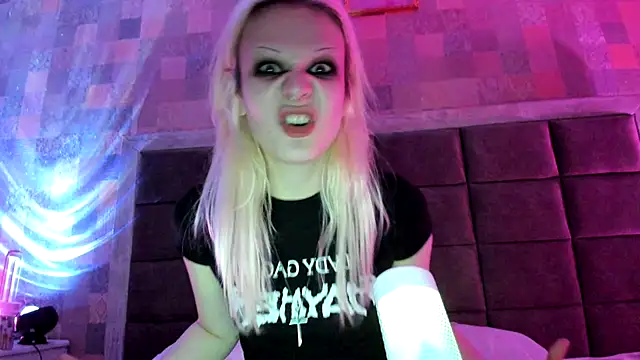 Snapshot of sashakiss99 chatting on 10/27/25, 01:53 sashakiss99 online show from 10/27/25, 01:53