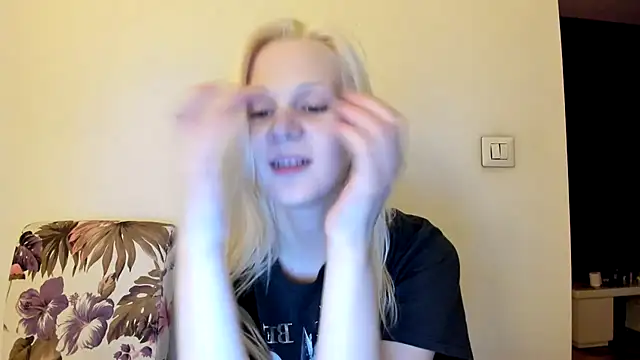 Snapshot of sashakiss99 chatting on 12/17/25, 03:18 sashakiss99 online show from 12/17/25, 03:18