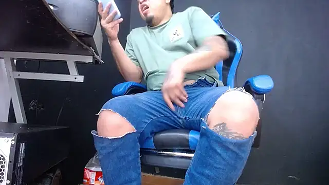 Snapshot of DickMasterfindom chatting on 06/21/26, 10:56 DickMasterfindom online show from 06/21/26, 10:56