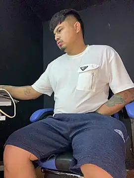 Snapshot of DickMasterfindom chatting on 07/02/26, 02:33 DickMasterfindom online show from 07/02/26, 02:33