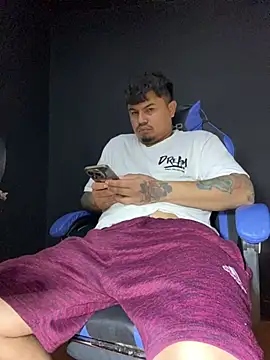 Snapshot of DickMasterfindom chatting on 07/11/26, 02:47 DickMasterfindom online show from 07/11/26, 02:47