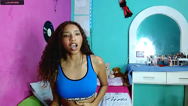 Snapshot of sensitive_brunette chatting on 11/21/25, 02:10 sensitive brunette online show from 11/21/25, 02:10