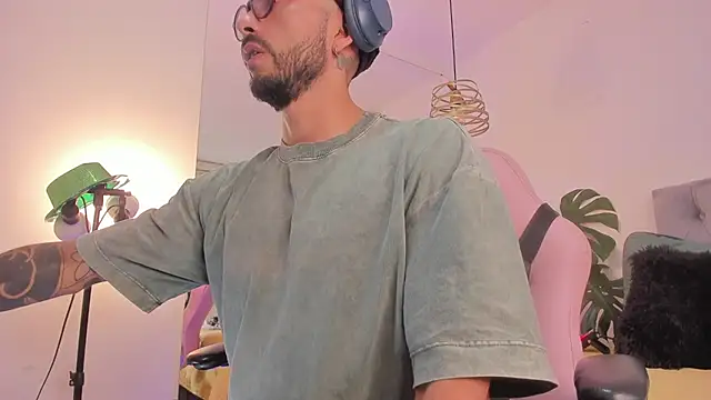 Tom cooper  online show from 11/25/25, 01:11