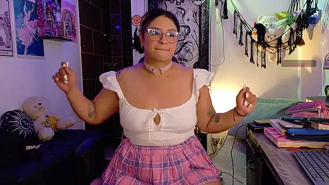 Snapshot of mollyshake1 chatting on 04/17/26, 05:43 mollyshake1 online show from 04/17/26, 05:43