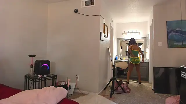 Snapshot of yiauana chatting on 11/12/25, 08:52 yiauana online show from 11/12/25, 08:52