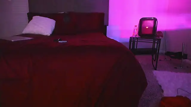 Snapshot of yiauana chatting on 11/19/25, 03:06 yiauana online show from 11/19/25, 03:06