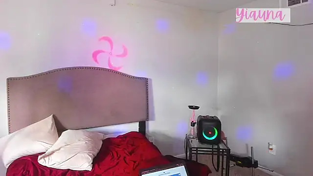 Snapshot of yiauana chatting on 11/21/25, 04:16 yiauana online show from 11/21/25, 04:16