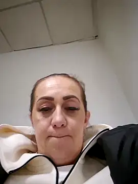 Snapshot of AvaLloyd chatting on 02/16/25, 02:43 AvaLloyd online show from 02/16/25, 02:43