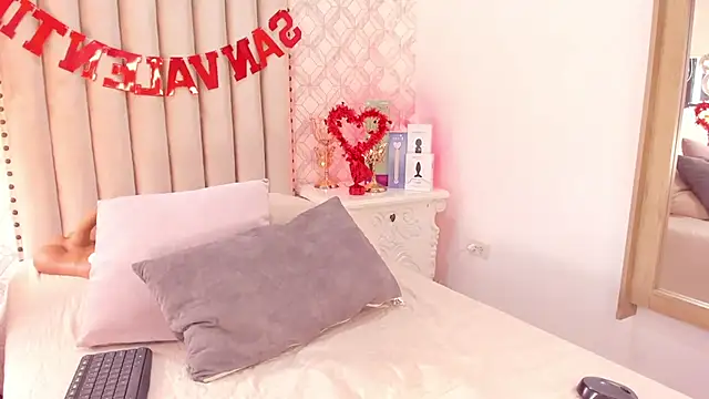 Snapshot of Charlotte__08 chatting on 02/14/25, 09:32 Charlotte  08 online show from 02/14/25, 09:32