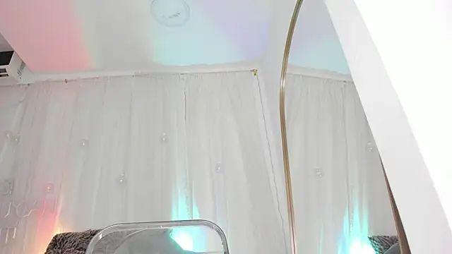 Petite Lucie online show from 01/04/25, 01:10