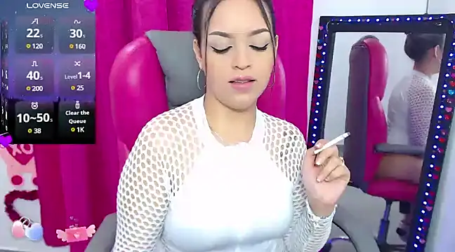 Snapshot of krysten_ritter2 chatting on 12/07/24, 08:11 krysten ritter2 online show from 12/07/24, 08:11