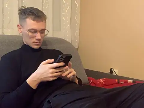 Snapshot of Honeeymaster chatting on 12/22/25, 11:29 Honeeymaster online show from 12/22/25, 11:29