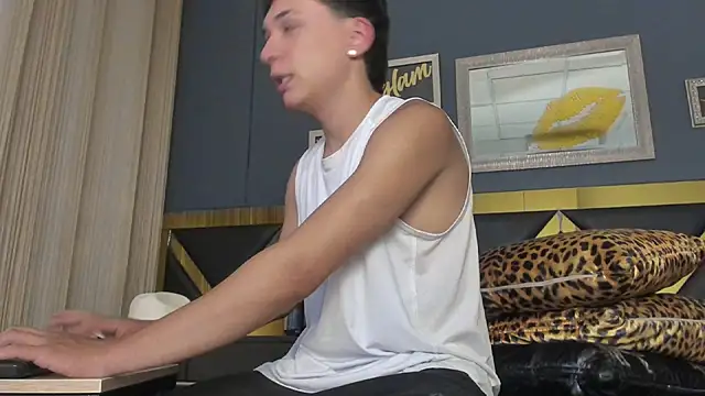 Snapshot of Rhaegal_hot chatting on 02/06/25, 12:48 Rhaegal hot online show from 02/06/25, 12:48