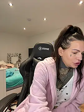 Snapshot of AileenInkOfficial chatting on 01/02/25, 04:52 AileenInkOfficial online show from 01/02/25, 04:52