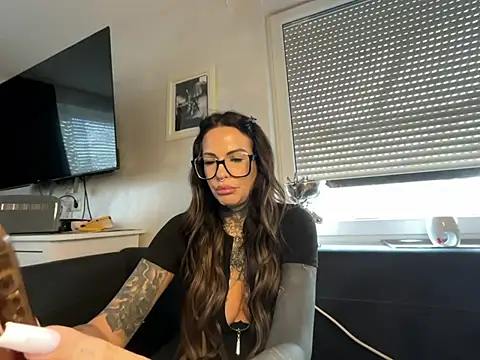 Snapshot of AileenInkOfficial chatting on 02/27/25, 02:00 AileenInkOfficial online show from 02/27/25, 02:00