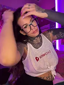 Snapshot of AileenInkOfficial chatting on 03/04/25, 06:07 AileenInkOfficial online show from 03/04/25, 06:07