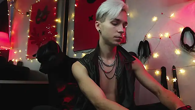 Snapshot of Joseph__Quinn chatting on 12/22/24, 12:16 Joseph Quinn online show from 12/22/24, 12:16