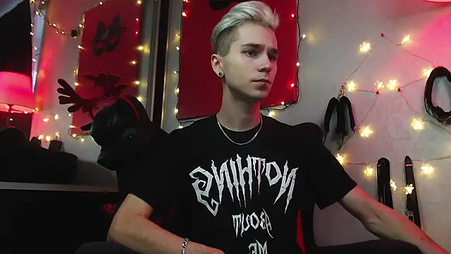 Snapshot of Joseph__Quinn chatting on 12/23/24, 11:04 Joseph Quinn online show from 12/23/24, 11:04